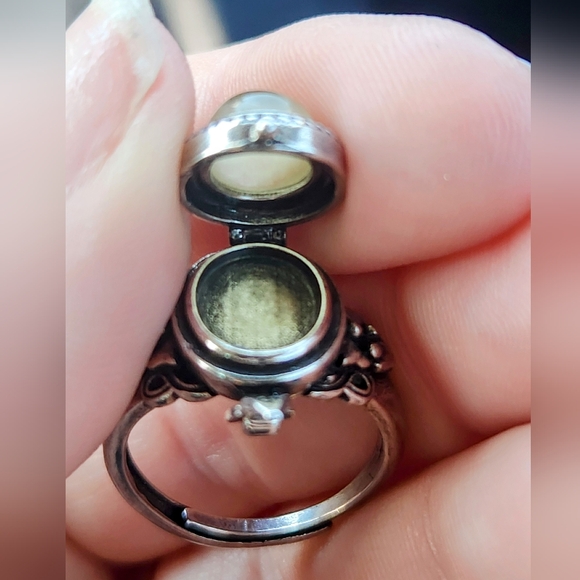 Prehnite Poison Ring. Adjustable Oil Jewlery. Vintage Victorian Style. - Picture 3 of 5